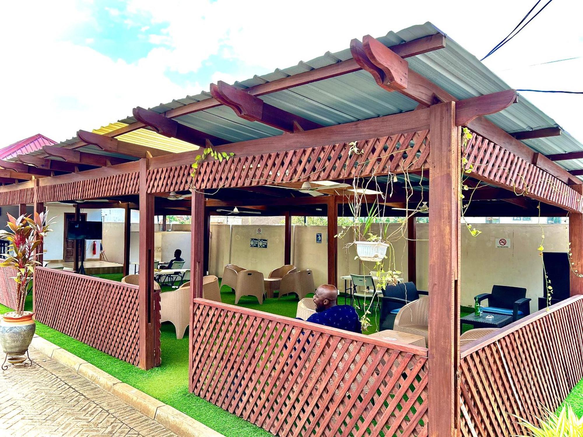 Jessie Hotel Adenta Bagian luar foto