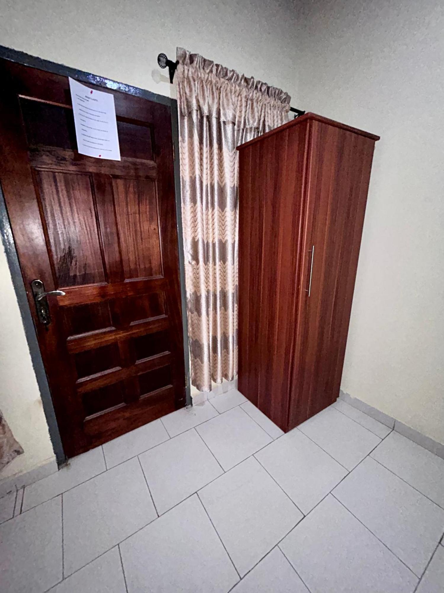 Jessie Hotel Adenta Bagian luar foto