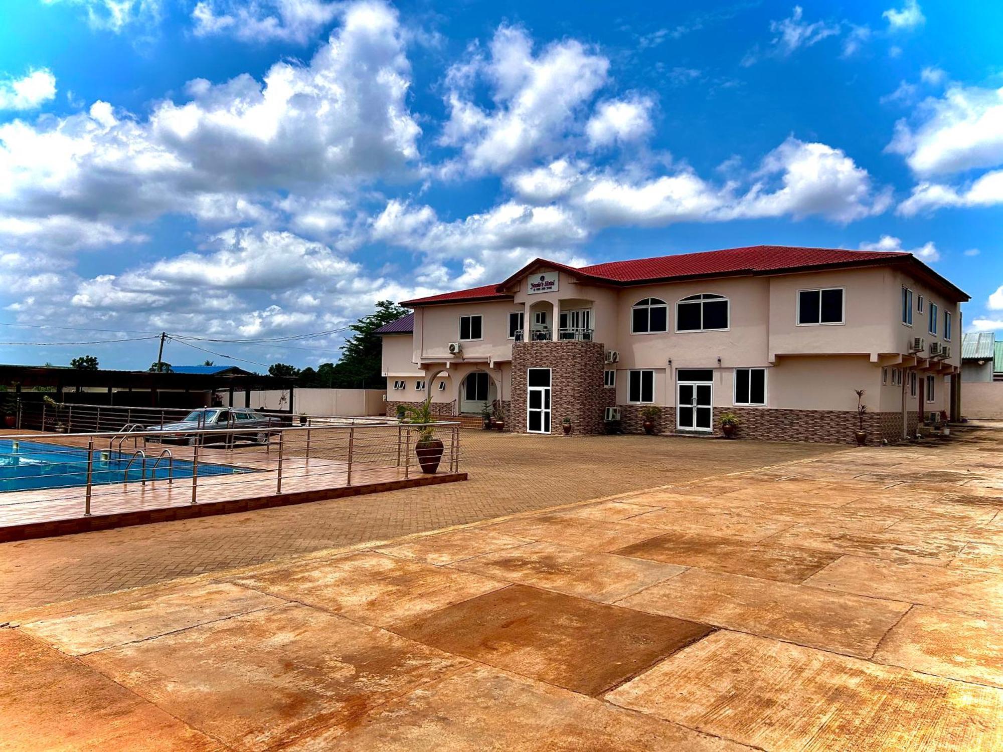 Jessie Hotel Adenta Bagian luar foto