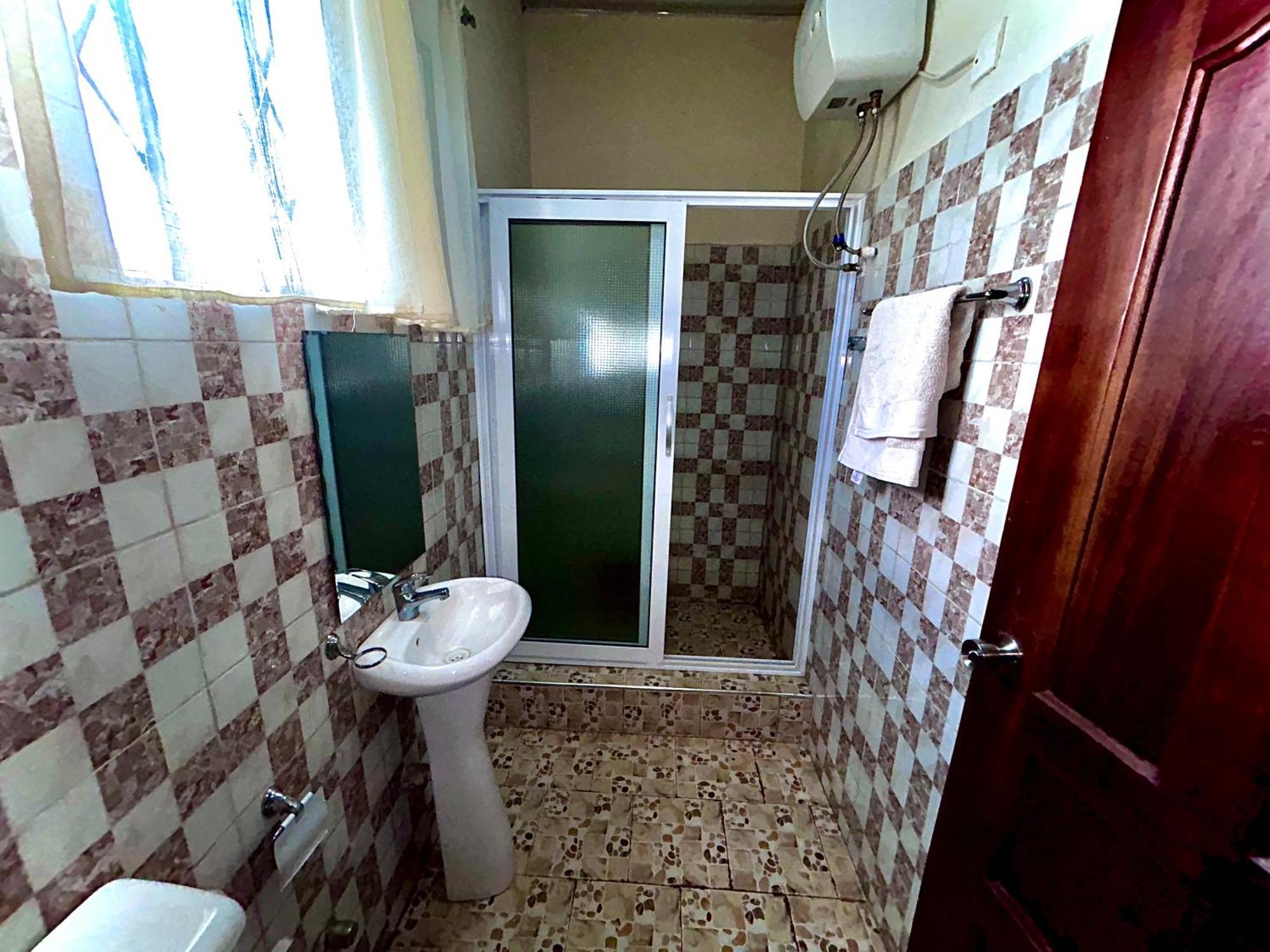 Jessie Hotel Adenta Bagian luar foto